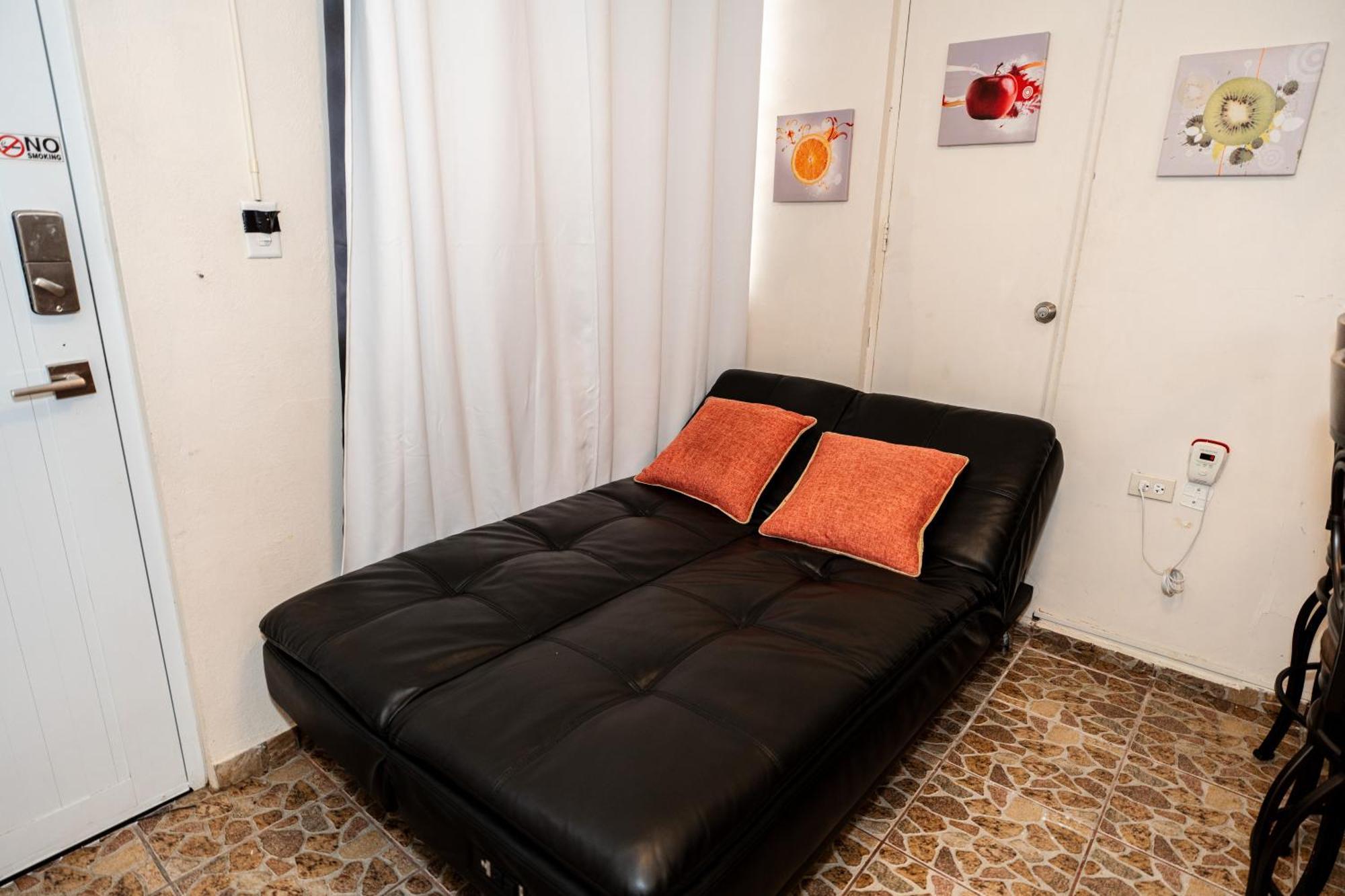 פונצ'ה Cozy Studio Retreat With Private Parking And Free Laundry מראה חיצוני תמונה